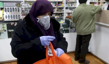 Rus biyolog: Koronavirüsün elbise ve yiyeceklerle eve taşınması olasılığı düşüktür