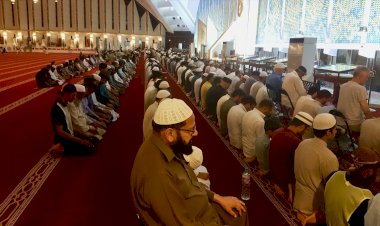 Pakistan'da camilerde cemaatle namaz kılma yasağı kaldırıldı