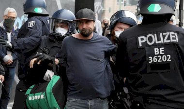 Almanya'da koronavirüs kısıtlamaları protesto edildi: Çok sayıda gözaltı