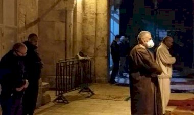 Filistinliler teravih namazını Mescid-i Aksa’nın kapılarında kılıyor