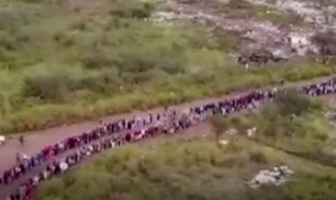 Güney Afrika'da 4 kilometrelik yemek kuyruğu oluştu