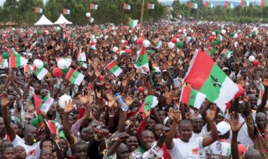 Burundi'de koronavirüse rağmen on binlerin katıldığı miting düzenlendi