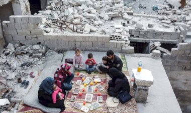 Molozların arasında bir iftar sofrası
