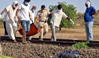 Hindistan'da tren göçmen işçilere çarptı: 16 ölü