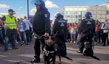 Almanya'da Kovid-19 tedirleri protesto edildi