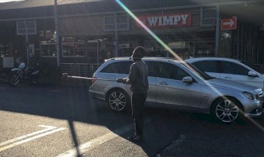 Güney Afrikalı dilenciler de Kovid-19’a karşı sosyal mesafeyi koruyor