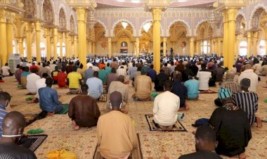 Senegal'in bazı camilerinde 2 ay sonra ilk cuma namazı