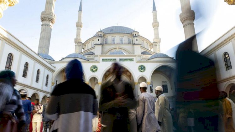 Güney Afrikalı Müslümanlar, sosyal mesafe gözeterek cuma namazı kıldı