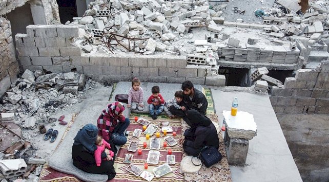 Molozların arasında bir iftar sofrası