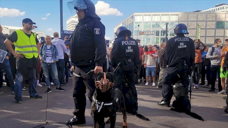 Almanya'da Kovid-19 tedirleri protesto edildi