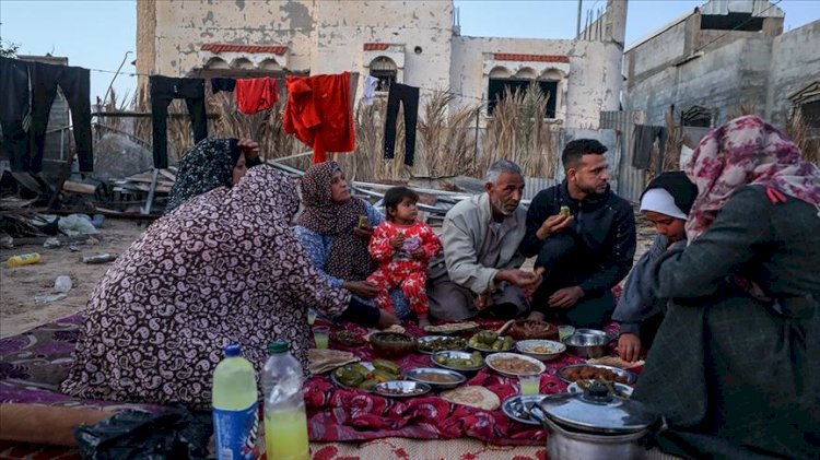 Gazze'de enkazın ortasında iftar