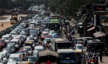 Hindistan'da kısıtlamalar hafifletildi, sokaklar doldu