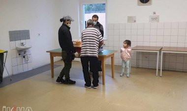 Innsbruck Said-i Nursi Camii'nden Ramazan'da evsizlere yemek dağıtımı