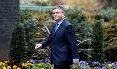 İngiltere Adalet Bakanı, 15 bin ölüme rağmen bakımevlerini geri plana atma kararını savundu