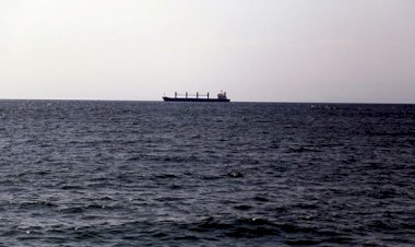 Libya'da BAE bandıralı tanker limana yanaştırılmayıp kıyıda bekletildi