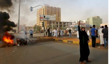 Sudan'da protestocular, hükümet binalarını yaktı