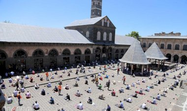 Diyarbakır'da salgın sonrası kılanan ilk cuma namazından fotoğraf karelerine yansıyanlar
