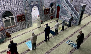 Hollanda'da bazı camiler yeniden ibadete açıldı