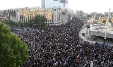 Paris'te yasağa rağmen 20 bin kişi George Floyd için bir araya geldi