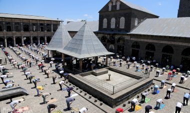 Sahabeler şehri Diyarbakır'da sosyal mesafeye uygun cuma namazı kılındı