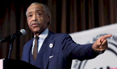 Sharpton: Ayağa kalkma ve dizlerinizi boynumuzdan çekin deme vaktidir