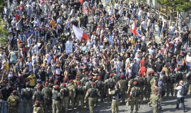 Beyrut'ta göstericiler ile Hizbullah taraftarları arasında gerginlik