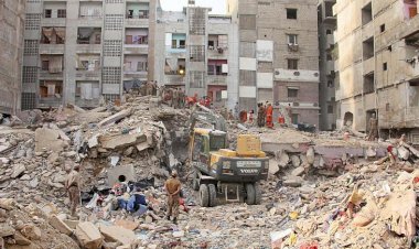 Pakistan'da bina çöktü, onlarca kişi enkaz altında kaldı