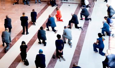 ABD'de Trump karşıtı Kongre üyeleri Floyd'u diz çökerek andı