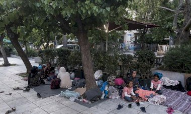 Yunanistan'da mülteciler meydanlarda sabahlıyor