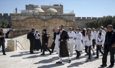 Fanatik Yahudilerden Mescid-i Aksa'ya baskın