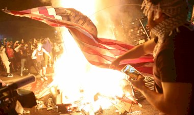 Göstericiler Beyaz Saray yakınlarında ABD bayraklarını yaktı