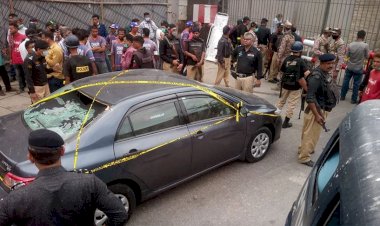 Pakistan'da borsa binasına silahlı saldırı