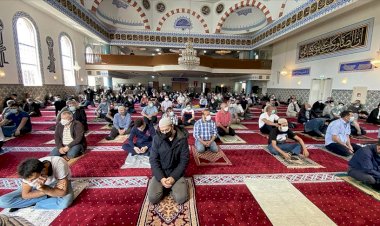 Hollanda'da yaklaşık 4 ay aradan sonra camilerde ilk cuma namazı kılındı