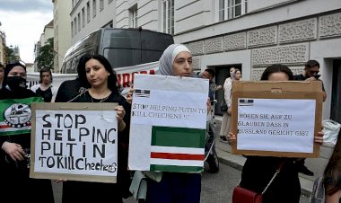 Avusturya'da Putin protestosu: 'Çeçenleri öldürmesine yardım etmeyin'