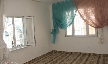 Yetimler Vakfı bir yetim ailenin daha evini onararak yüzlerini güldürdü