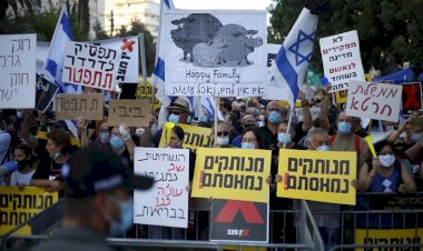 Tel Aviv'de binlerce kişi Netanyahu'nun istifası talebiyle sokağa indi