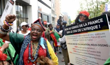 Macron Brüksel'de katil sloganlarıyla karşılandı