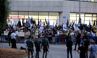 Tel Aviv'de binlerce kişi Netanyahu hükümetini protesto etti
