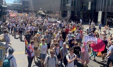 Almanya’da Kovid-19 kısıtlamaları protesto edildi