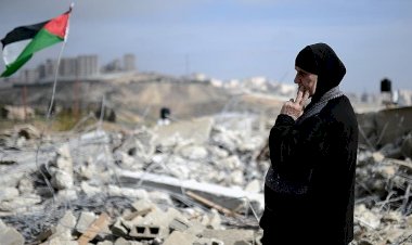 Siyonist İsrail'in ev işkencesi: Filistinliler, kendi evlerini yıkmak zorunda kalıyor