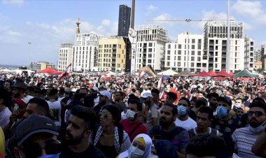 Lübnanlılar Beyrut Limanı'ndaki patlamadan sorumlu tuttukları yetkilileri protesto etti
