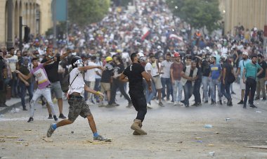 Beyrut’ta hükümetin istifa haberinden sonra gösteriler başladı