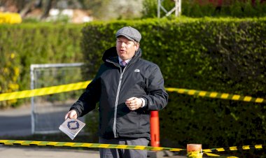 İsveç'te cami önünde Kur'an-ı Kerim yakmak isteyen İslam düşmanı küstah politikacı Paludan engellendi