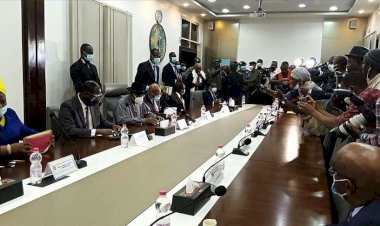 Batı Afrikalı liderler Mali'de devrik lider Keita ve darbecilerle görüştü
