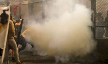 Portland'da ırkçılık karşıtı protestocular polis merkezine saldırdı