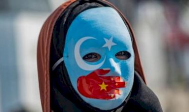 The Guardian: Uygurlu Müslümanlar Kovid-19 bahanesiyle evlerinde kelepçelenerek zorla ilaç içiriliyor