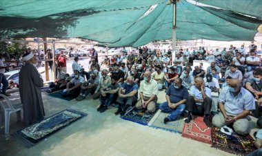 Filistinliler Doğu Kudüs'te cuma namazı kılarak İşgalci İsrail'in yıkımlarına tepki gösterdi