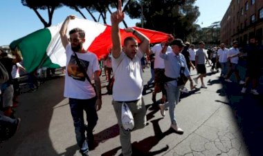 İtalya'da koronavirüs önlemleri protesto edildi