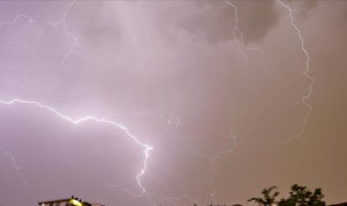 Hindistan'da yıldırım isabet eden 28 kişi öldü