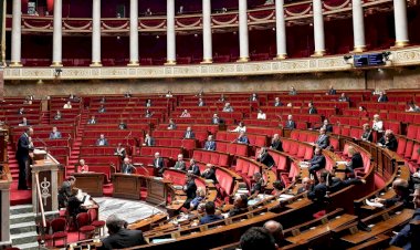 İslam düşmanı vekiller mecliste başörtülü öğrenci görünce salonu terk etti